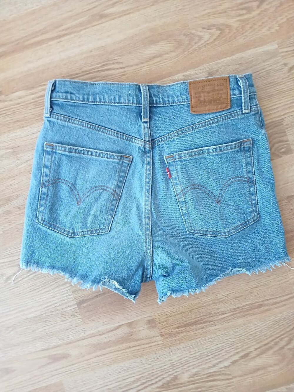 Levi's Ribcage Subtly Distressed Short In Urban Oasis 2" Inseam Size 27 - Picture 4 of 7
